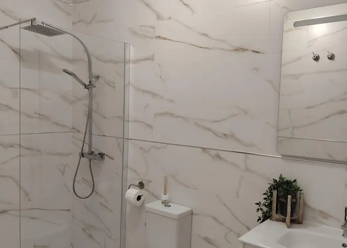 Townhouse 1 Minute Walk To Villamartin Plaza