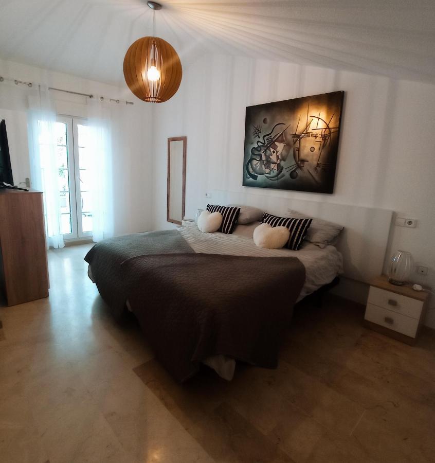 Townhouse 1 Minute Walk To Plaza