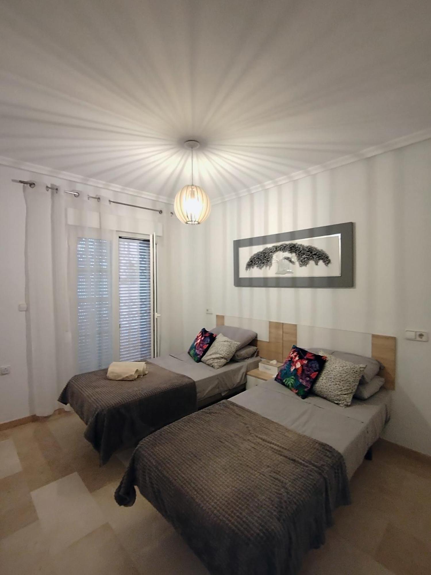 Townhouse 1 Minute Walk To Plaza Apartment *