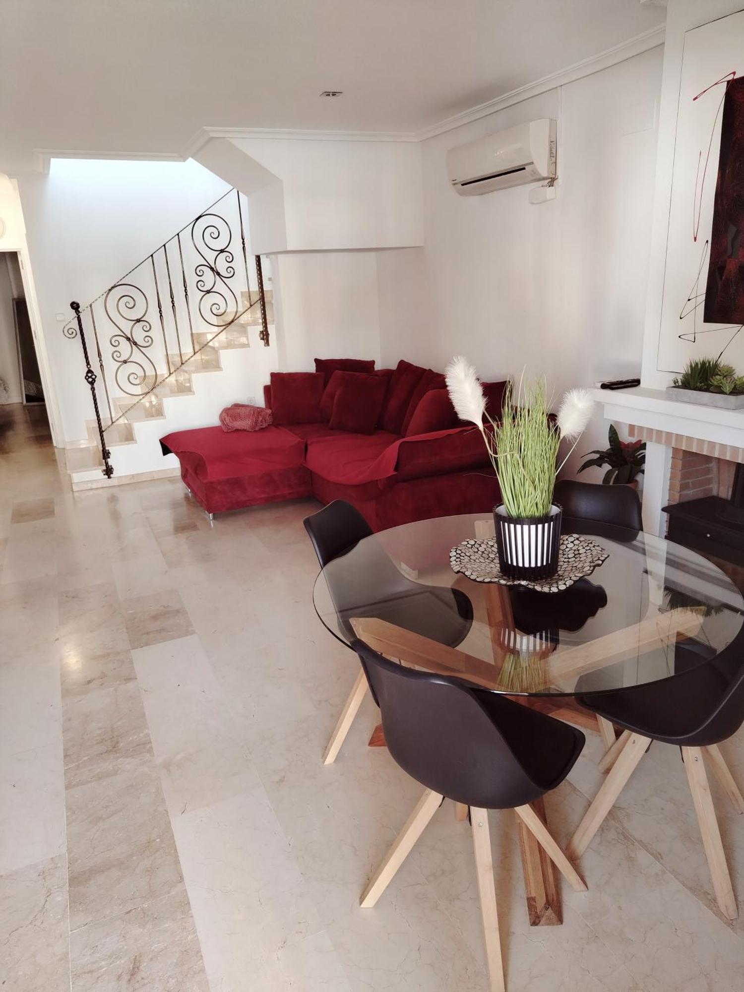 Townhouse 1 Minute Walk To Plaza * Villamartin (Valencia)