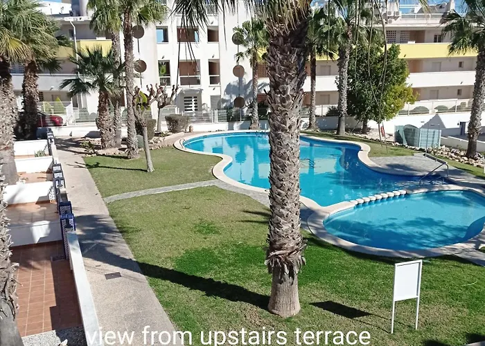 Townhouse 1 Minute Walk To Villamartin Plaza