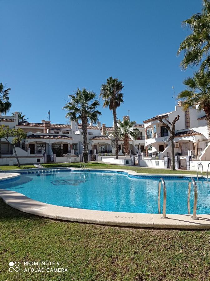 Townhouse 1 Minute Walk To Plaza *